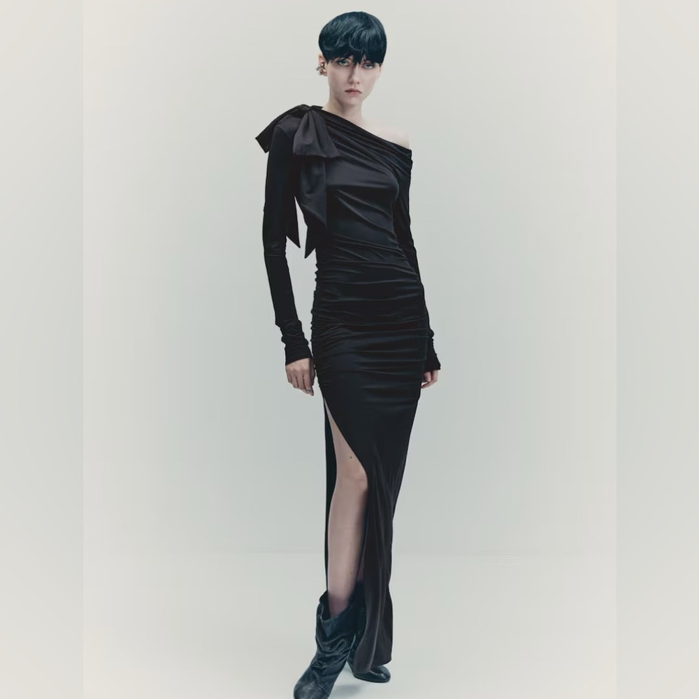 Elegant Black One-Shoulder Dress with Bow detail